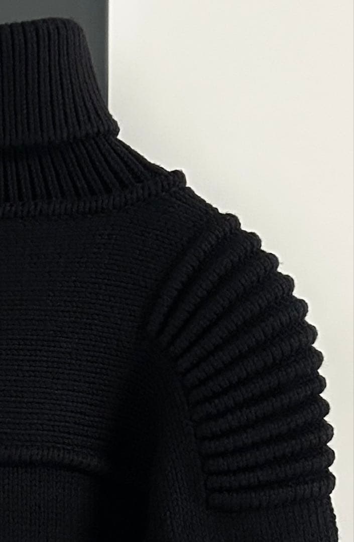 ディースクエアード 黒 メタルロゴプレート タートルネック ニット