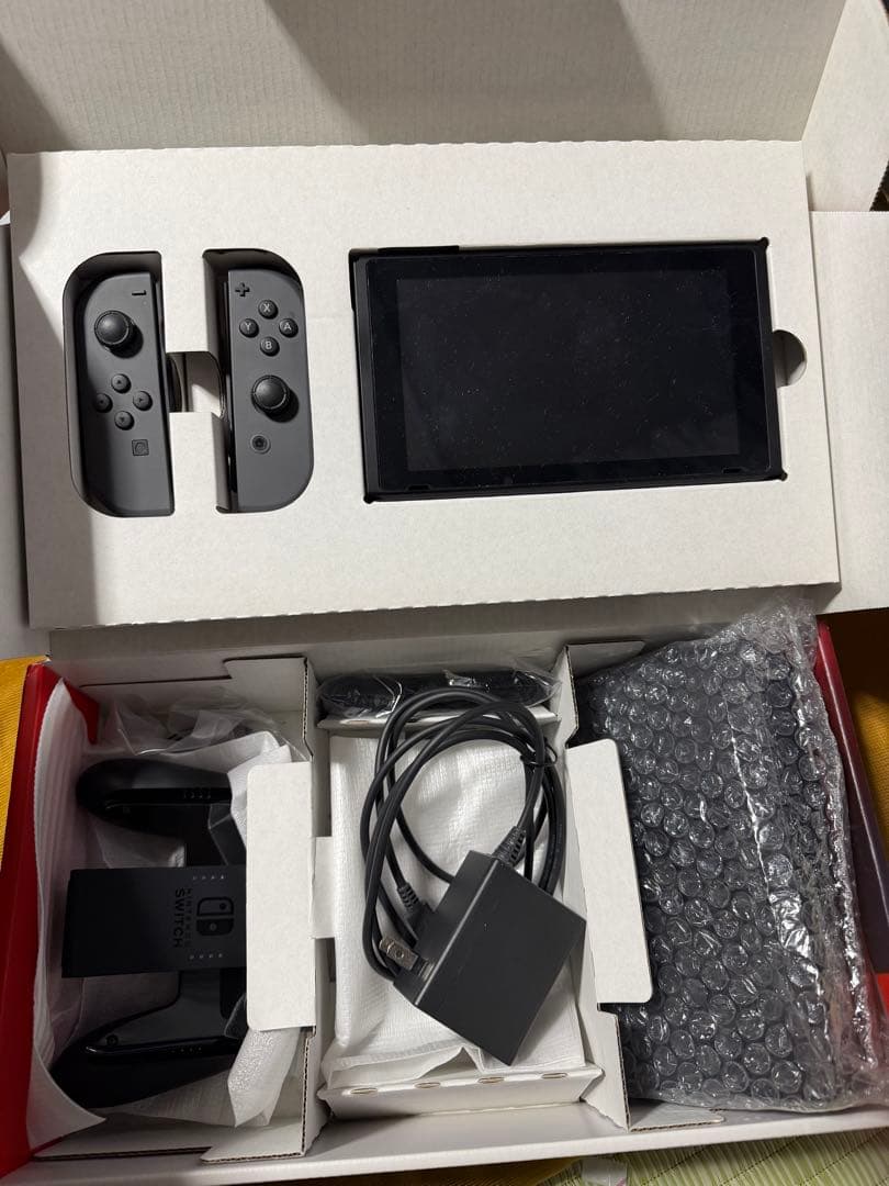 Nintendo Switch 本体 グレー　モニター黄ばみあり