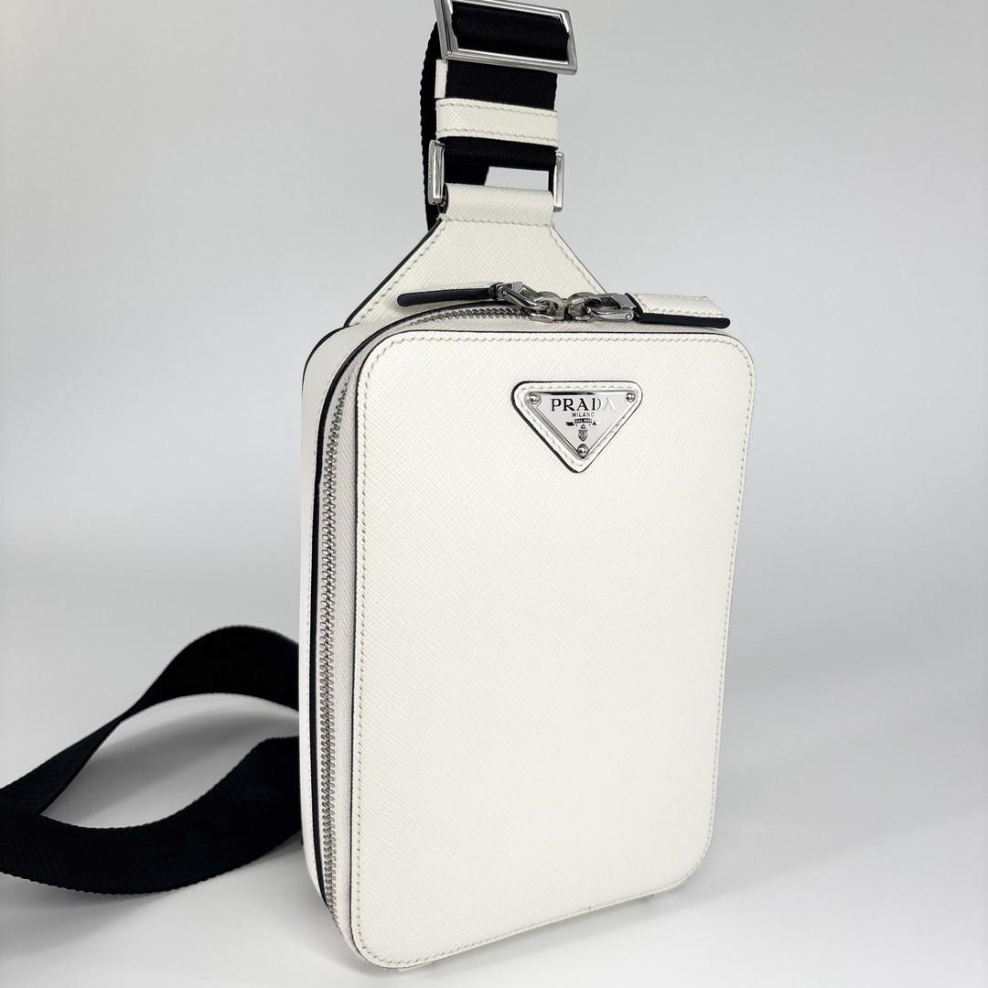 未使用 プラダ ショルダーバッグ メンズ ホワイト レザー トライアングルロゴ
