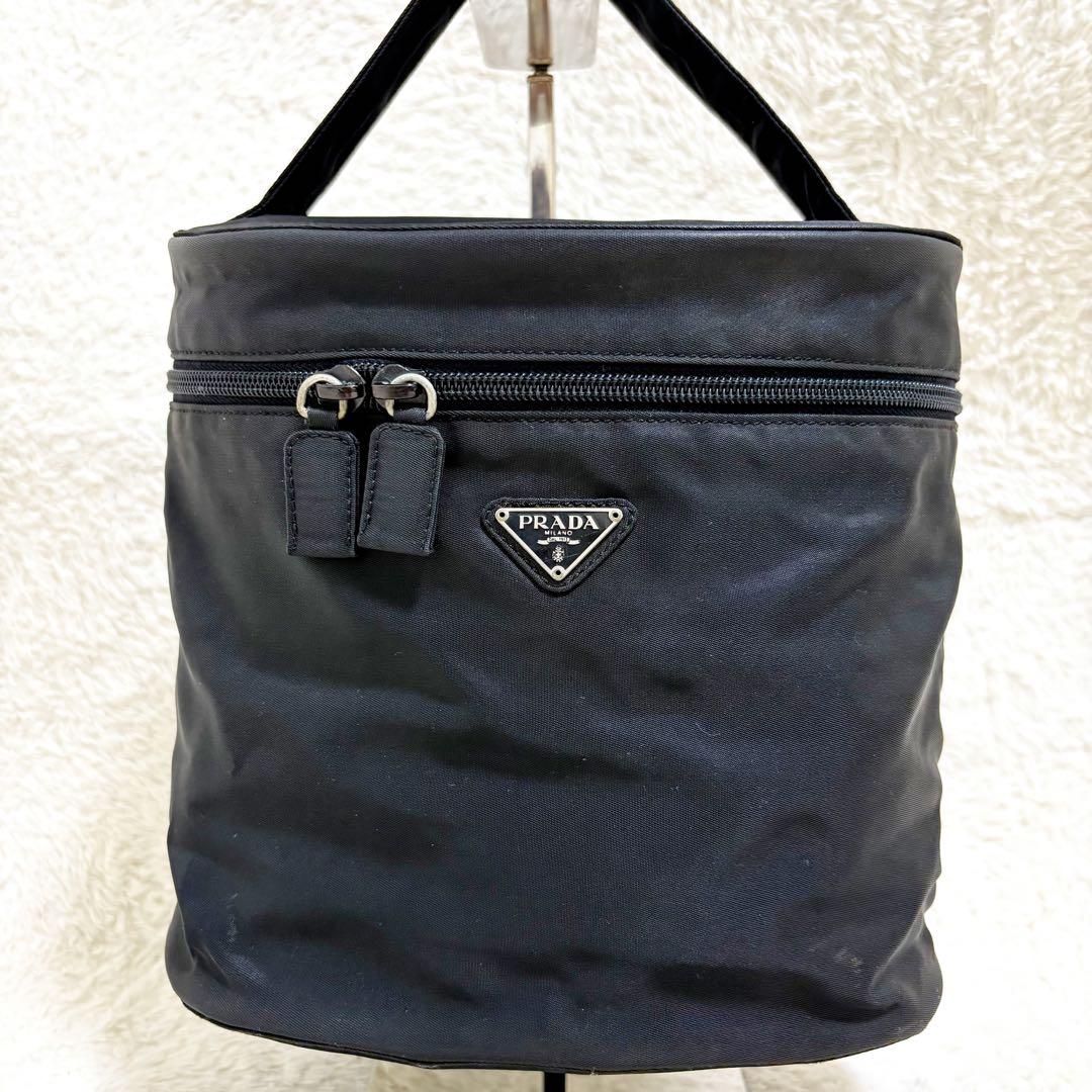 プラダ ポーチ　バニティ　ハンドバッグ　黒　三角プレート　ナイロン