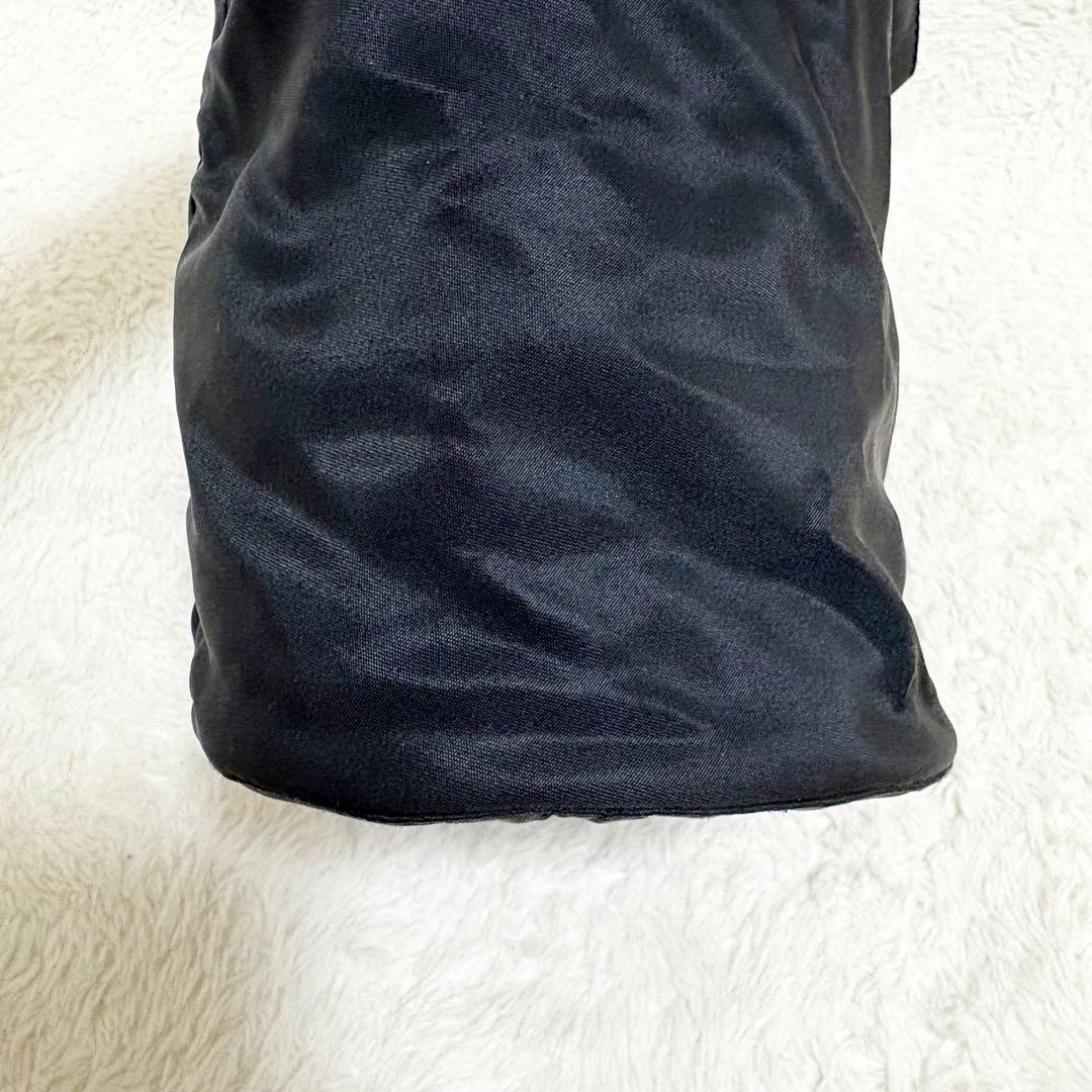 プラダ ポーチ　バニティ　ハンドバッグ　黒　三角プレート　ナイロン