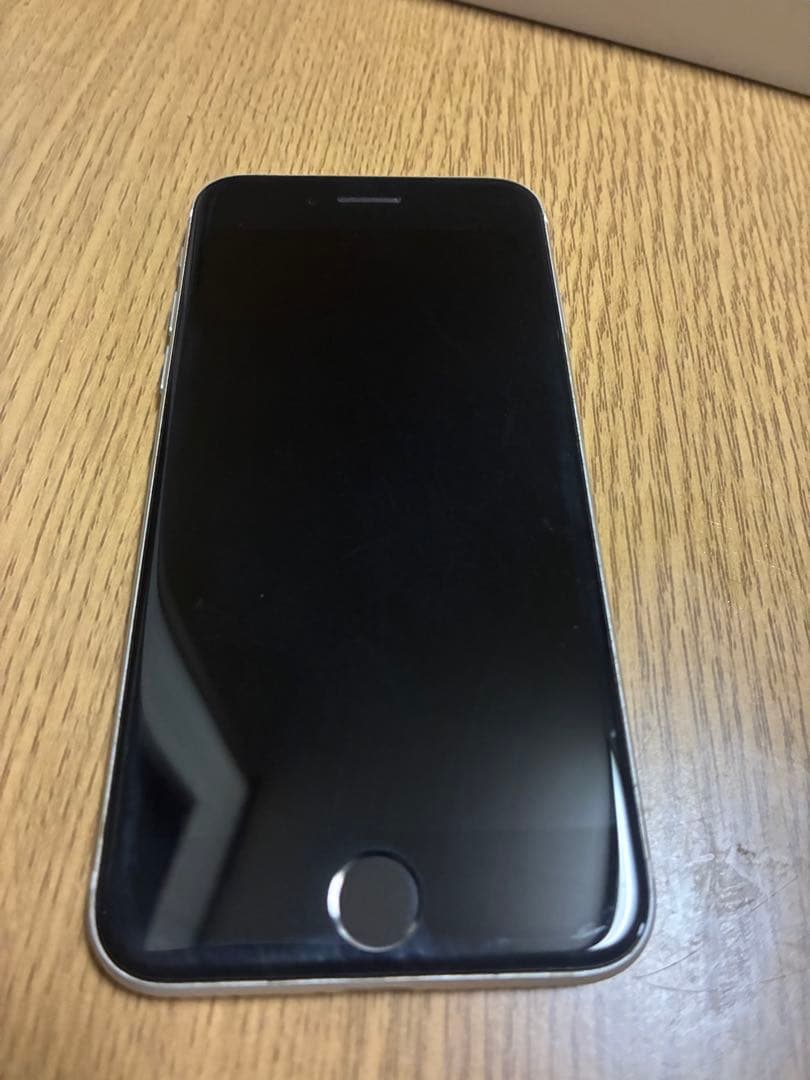 iPhone ブラック 本体　se 第二世代　64G アイフォン　スマホ本体