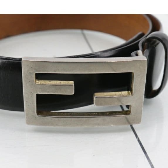 FENDI 黒レザーベルト Eマークバックル
