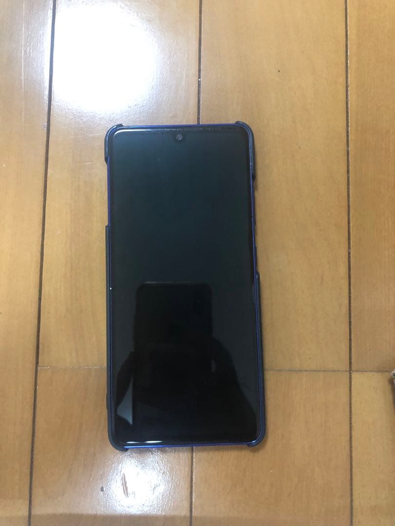 ブラック スマートフォン 3カメラ