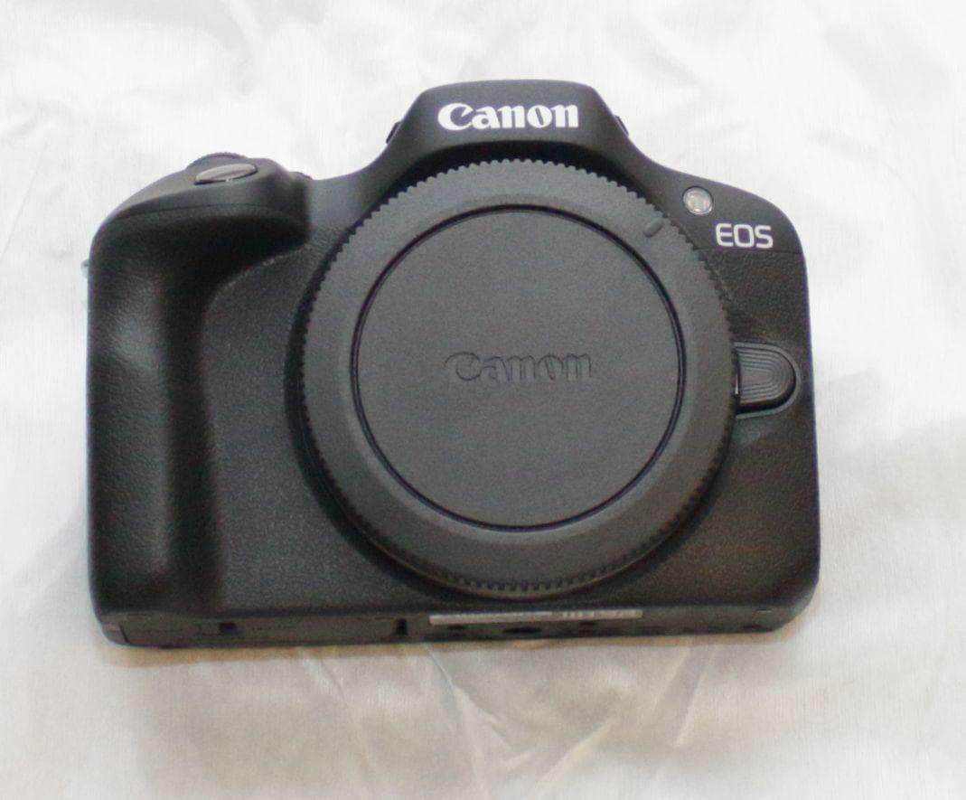【新品】Canon ミラーレス一眼カメラ　EOS R100 ボディ