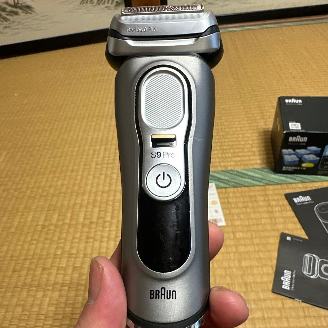 Braun Series 9 Pro メンズ電気シェーバー　洗浄液カートリッジ付