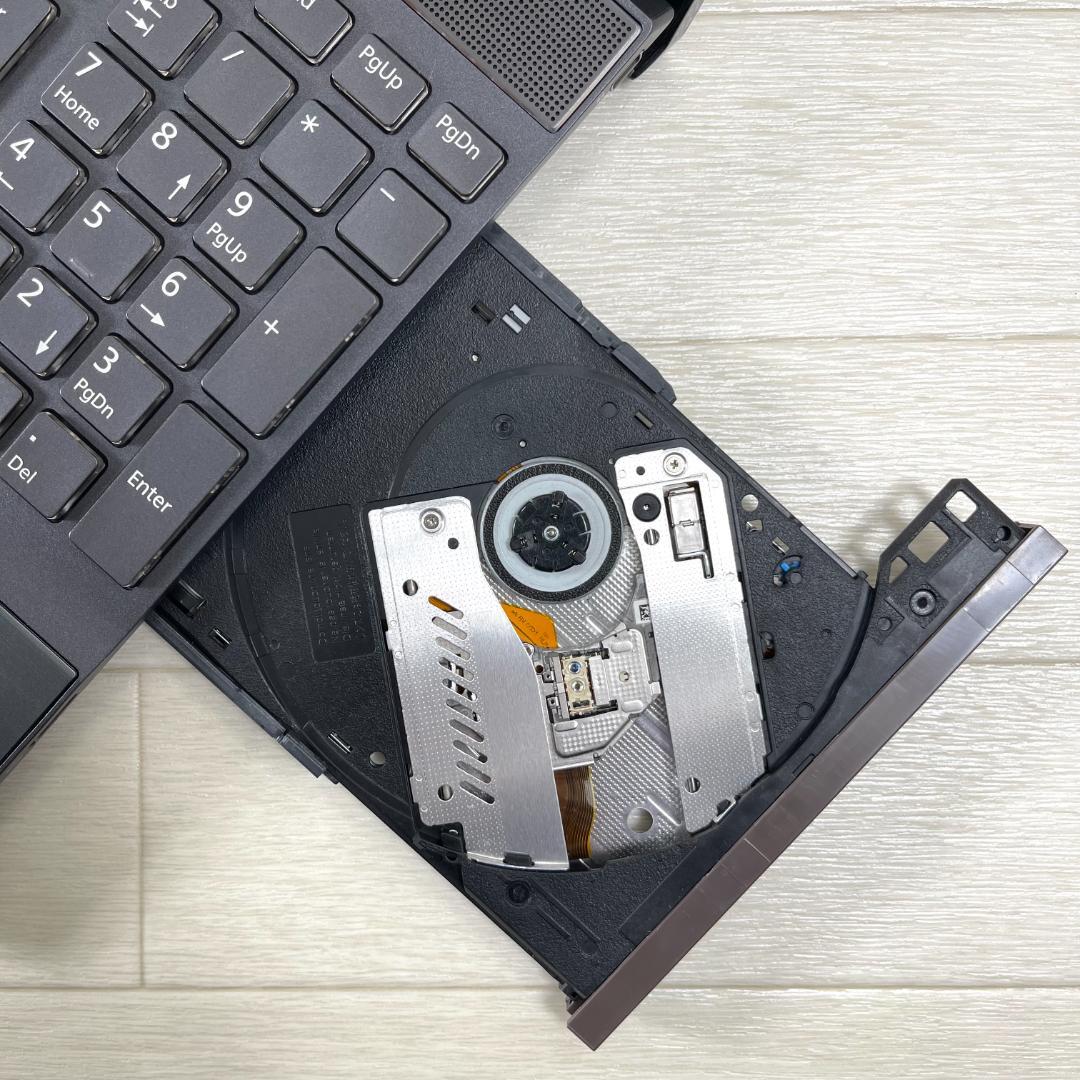 富士通 第8世代i7 新品SSD512＋HDD1T メモリ16 ノートパソコン.