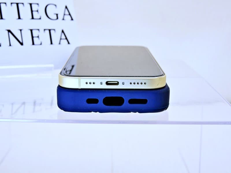 ⭐️美品　ボッテガヴェネタ　iPhone 15pro シリコンスマホケース　紺