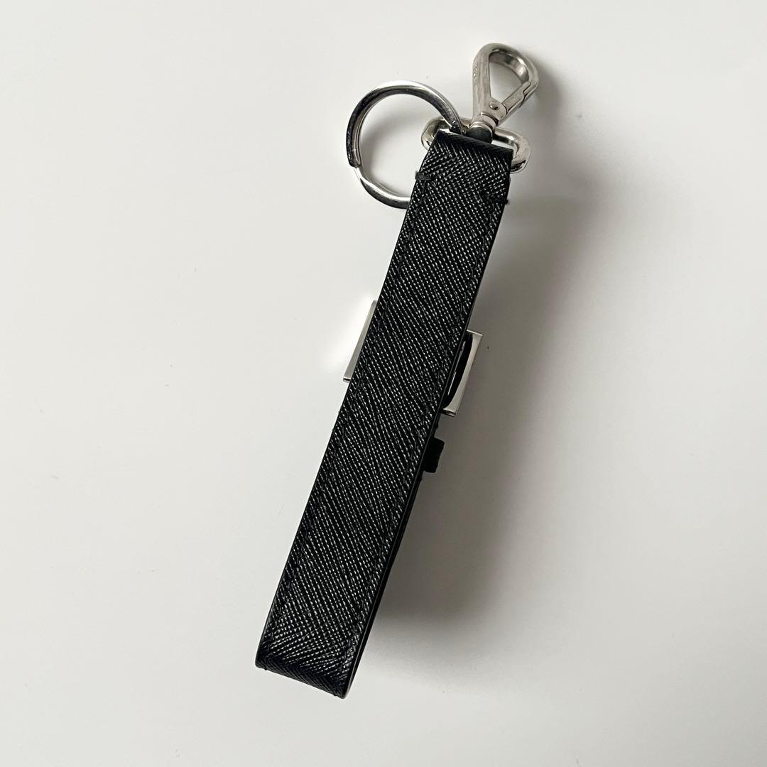 プラダ　トライアングルロゴ　キーホルダー　サフィアーノレザー　ブラック　チャーム