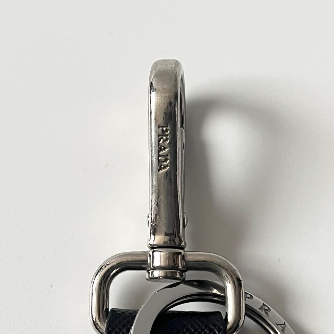 プラダ　トライアングルロゴ　キーホルダー　サフィアーノレザー　ブラック　チャーム