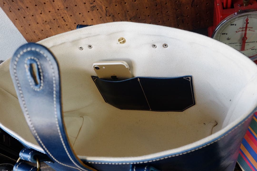 イタリア産グロスネイビーブルー牛革レザートートバッグ　Lサイズ　ハンドメイド紺青