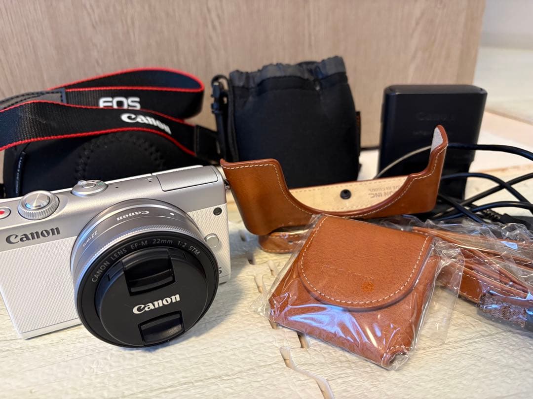【ほぼ新品】Canon EOS M100 ズームレンズ付き