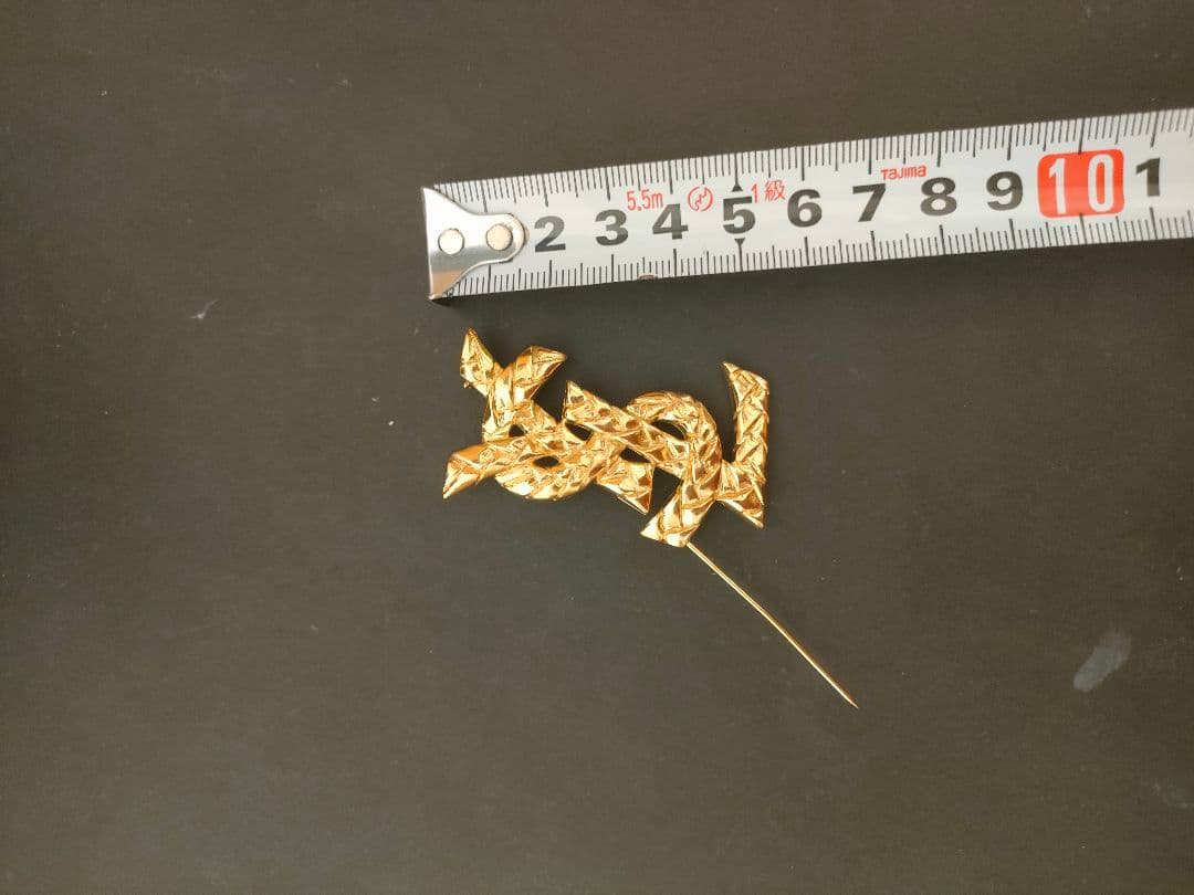 イヴサンローラン　ブローチ　ロゴ　ゴールド　付属品なし