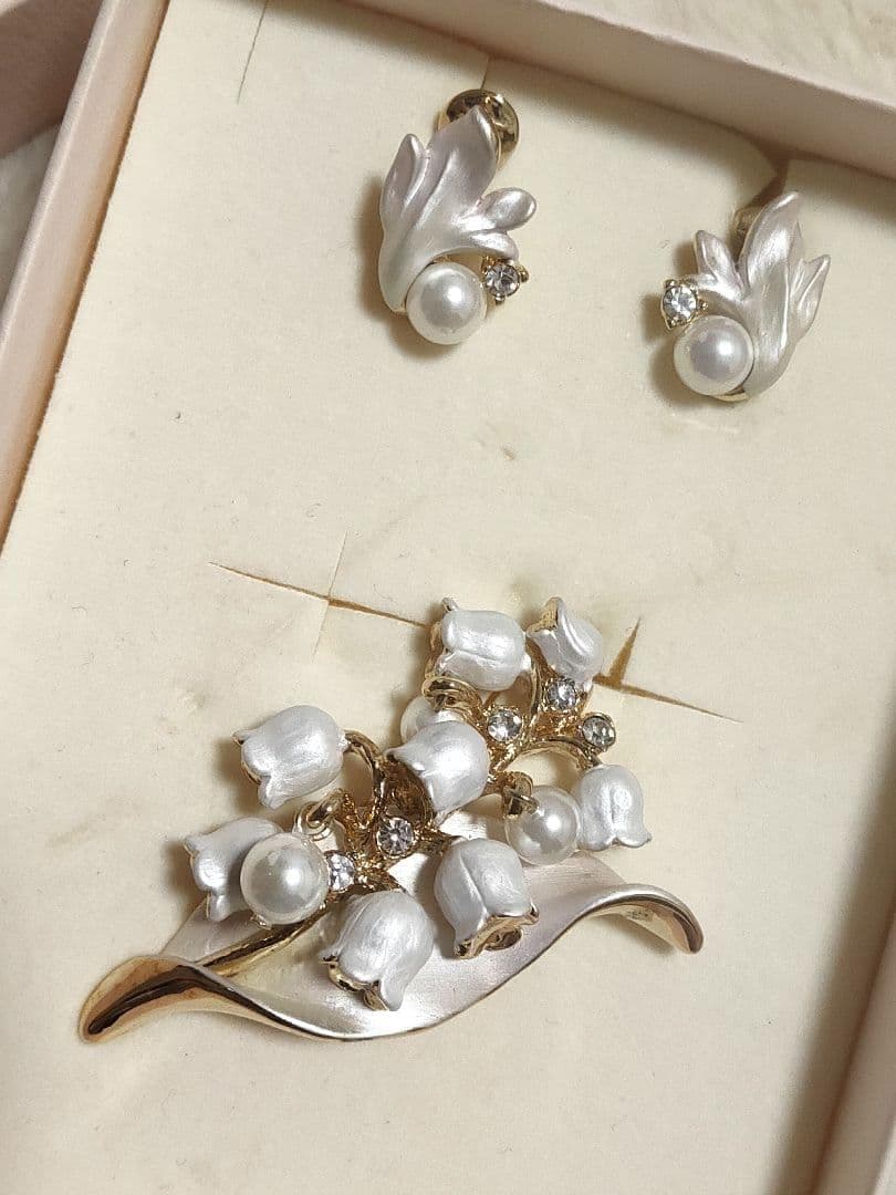 希少デザイン ヴァンドームブティック すずらん　ブローチ、イヤリングセットパール