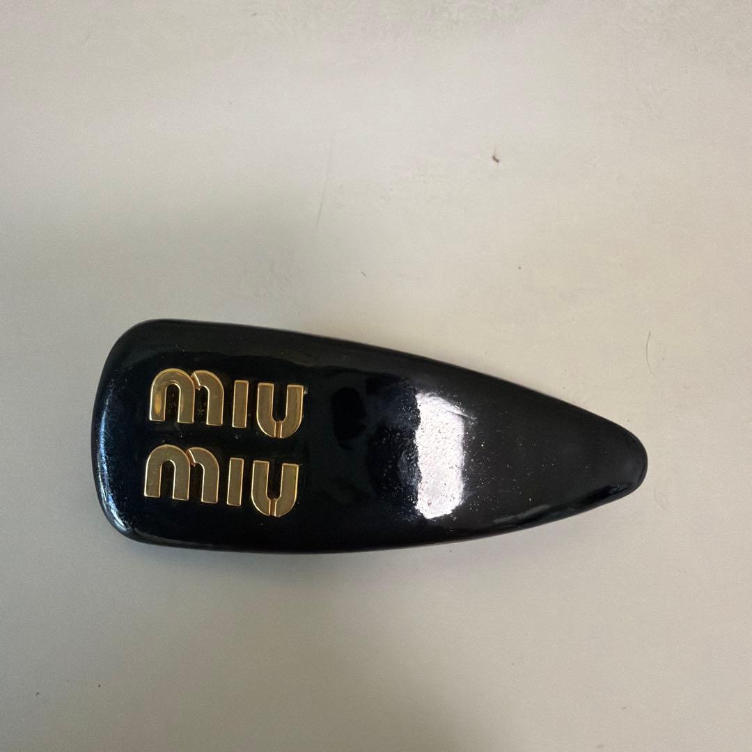 MIUMIU パテントレザー ヘアクリップ ブラック