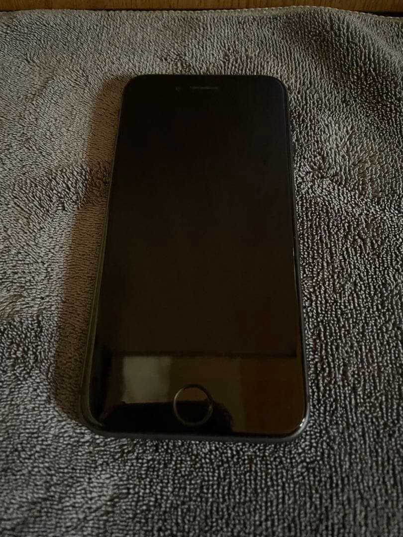 【美品】Apple iPhone 8 64GBスペースグレー