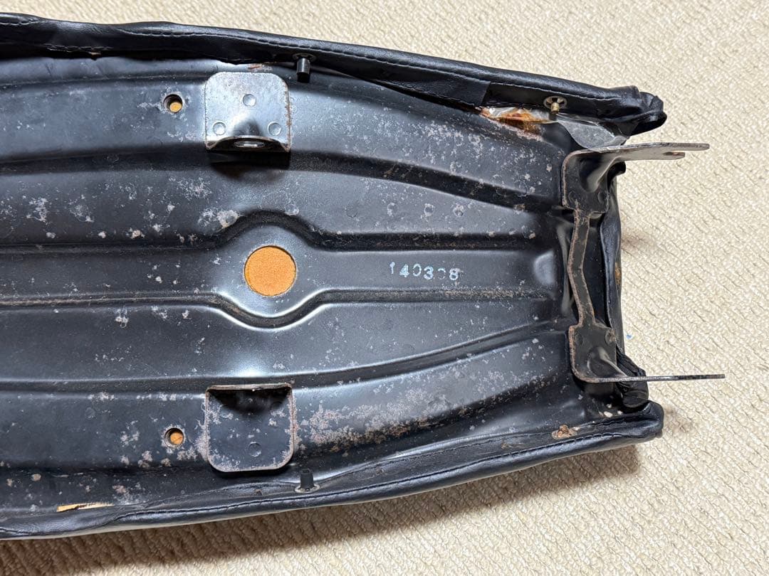 YB-1 four ua05j 純正シート 破れあり