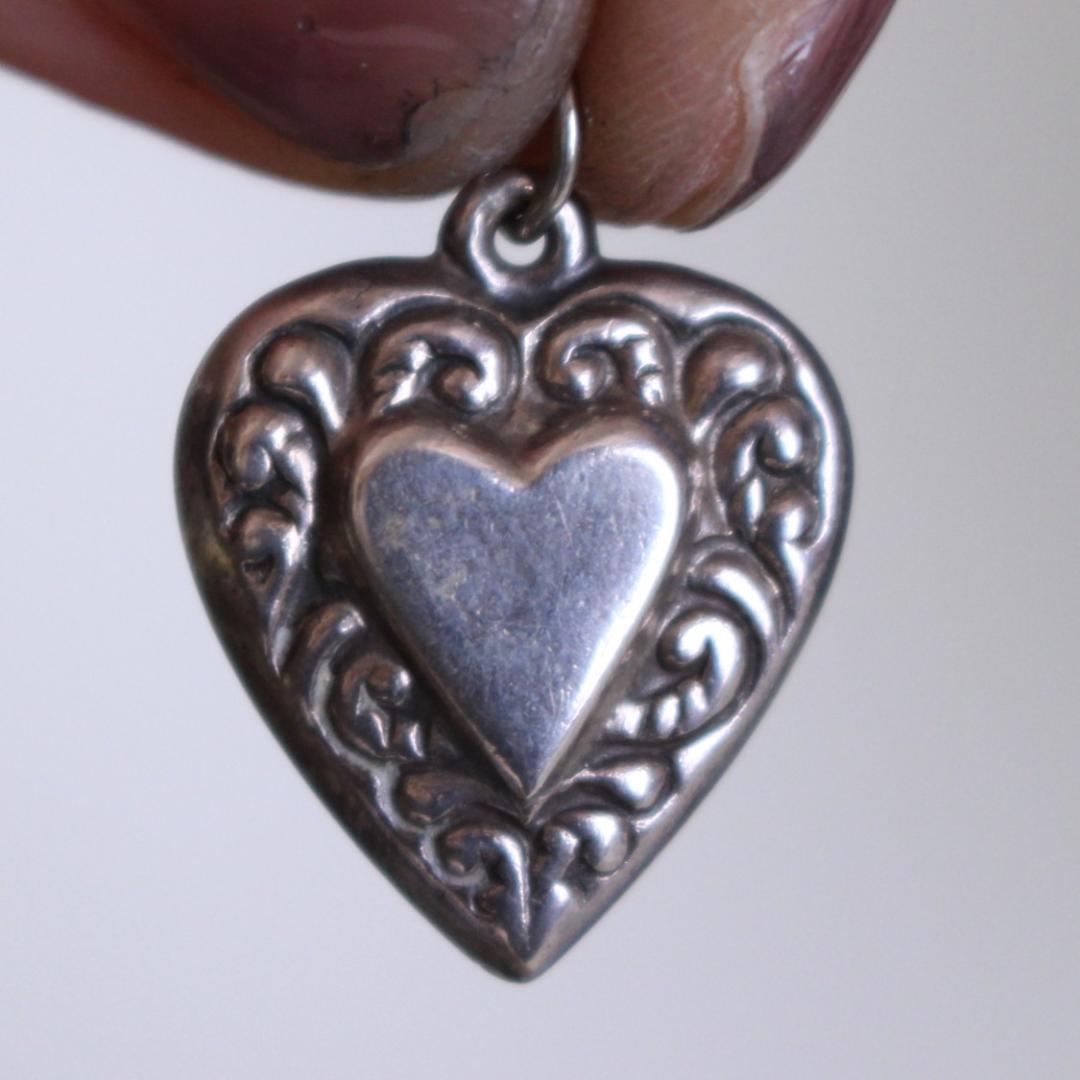 40s　スウィートハートジュエリー 　唐草 古着　渦巻　チャーム 波　NAVY