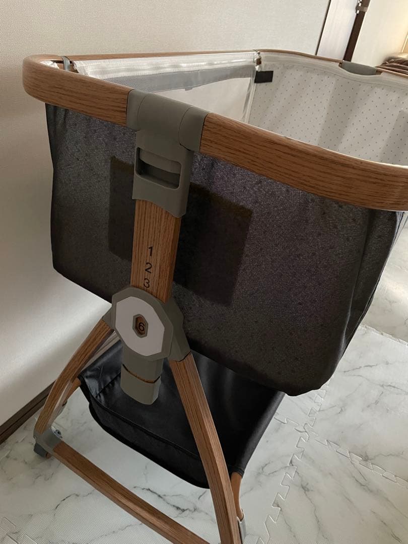 グレーのベビーベッド 高さ調整可能