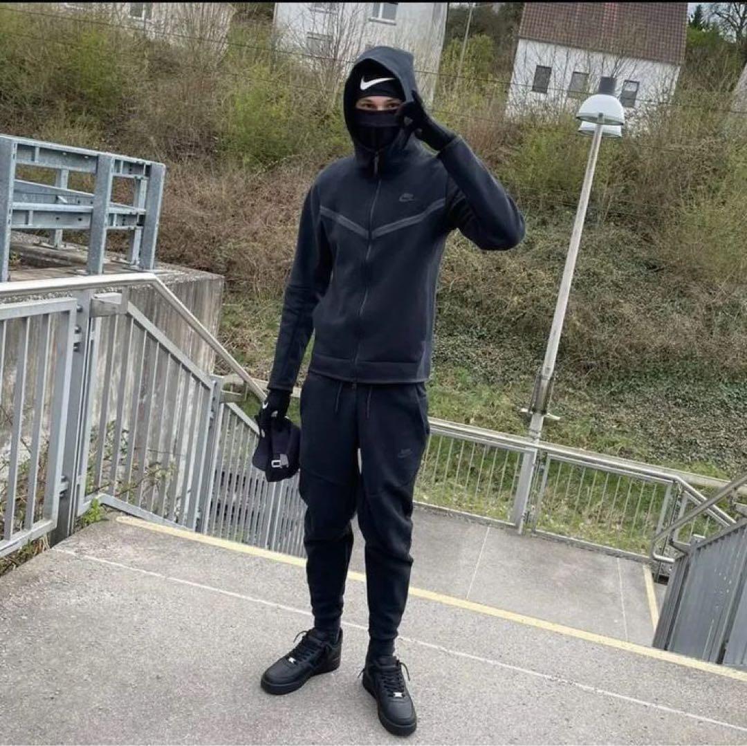 NIKEテックフリースブラック