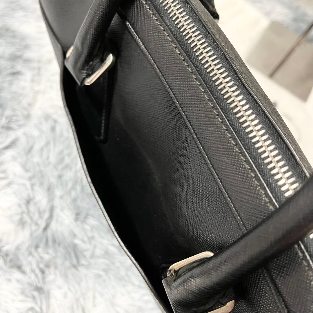 美品　PRADA 現行　ビジネスバッグ　サフィアーノレザー 三角ロゴ　黒
