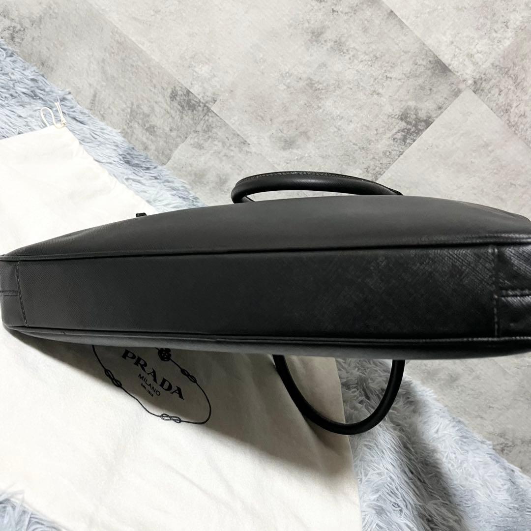 美品　PRADA 現行　ビジネスバッグ　サフィアーノレザー 三角ロゴ　黒