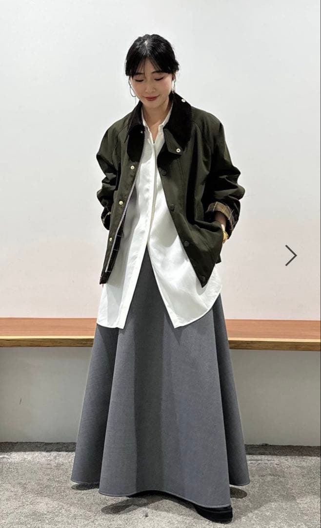 【新品未使用】カレンソロジー 今期 キュプラサテンシャツ ホワイト