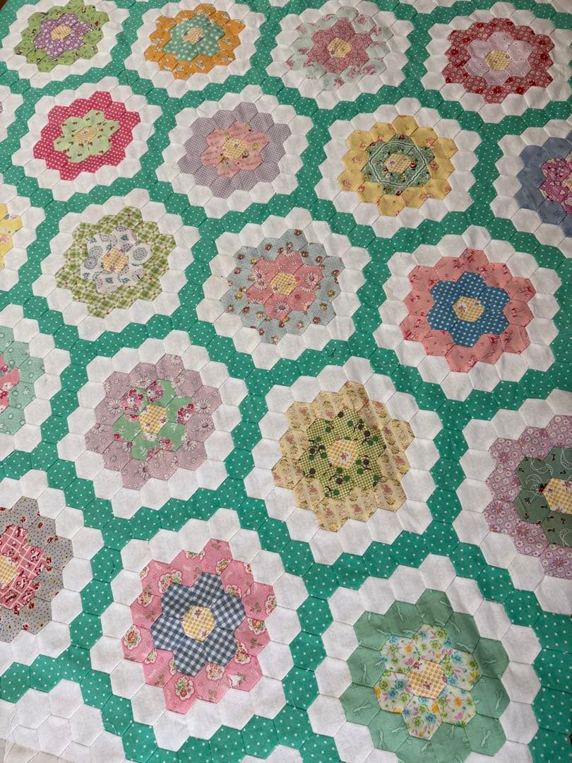 ヘキサゴン　フラワーガーデンのキルトトップ　型紙付き　パッチワーク　ハンドメイド