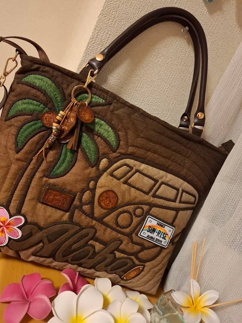 ハワイアンキルト　大きめ横長　バッグ　バス　2WAY　革タグチャーム付き