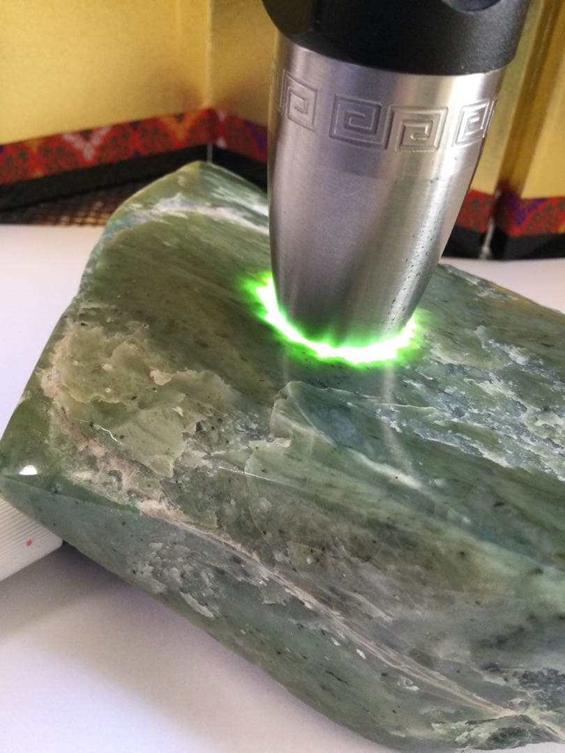 日高翡翠原石　宝石質　極上品　透過エメラルドグリーン