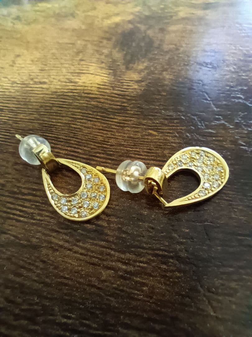 K18ゴールド ティアドロップ型ダイヤモンド装飾ピアス