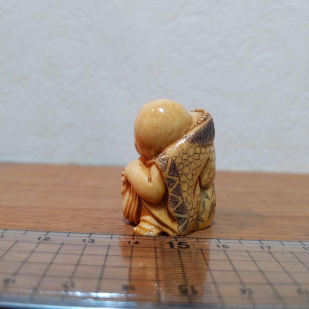 時代提物 人物根付 天然素材【首を傾げる小僧】高3.5cm 幅3cm 重さ24ｇ