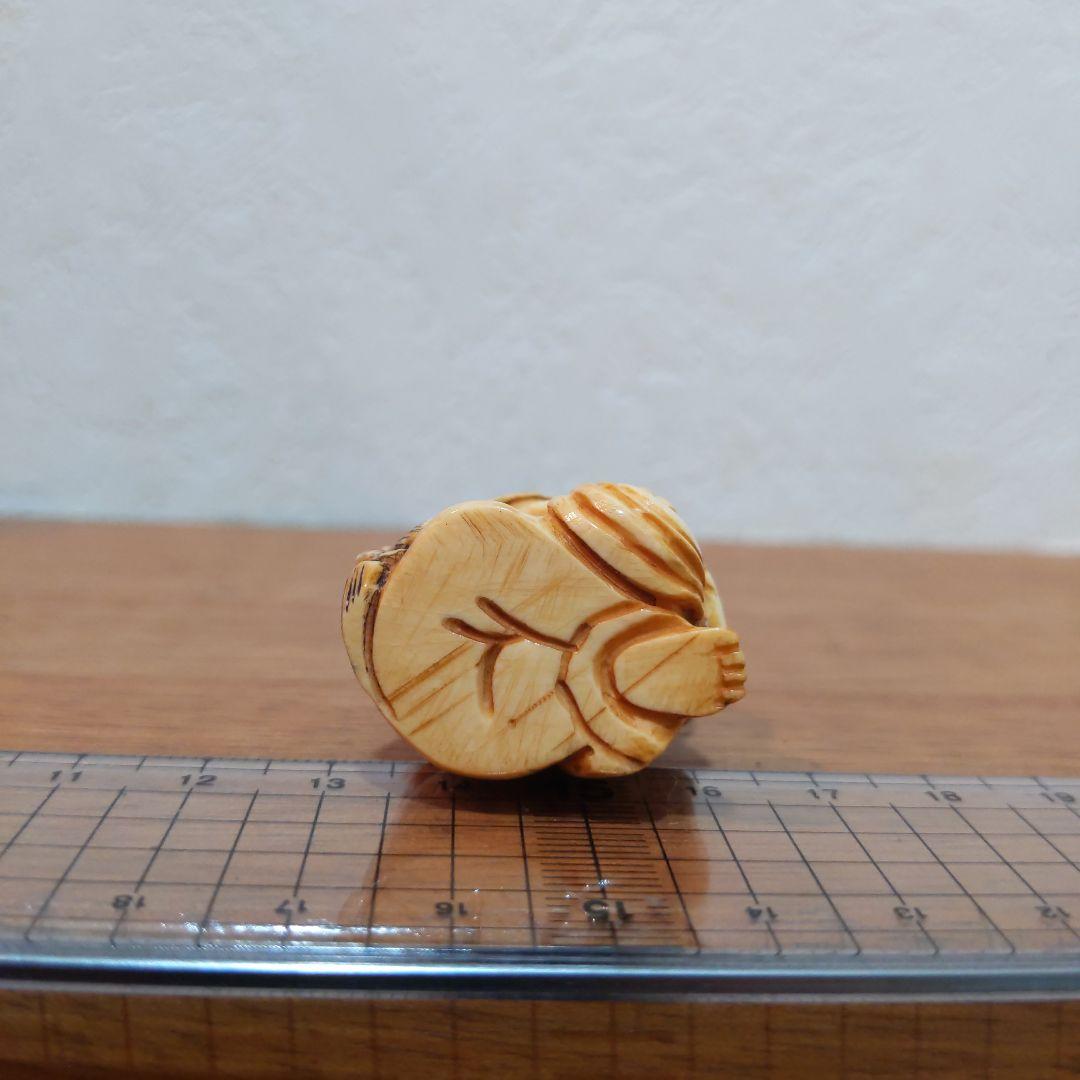 時代提物 人物根付 天然素材【首を傾げる小僧】高3.5cm 幅3cm 重さ24ｇ
