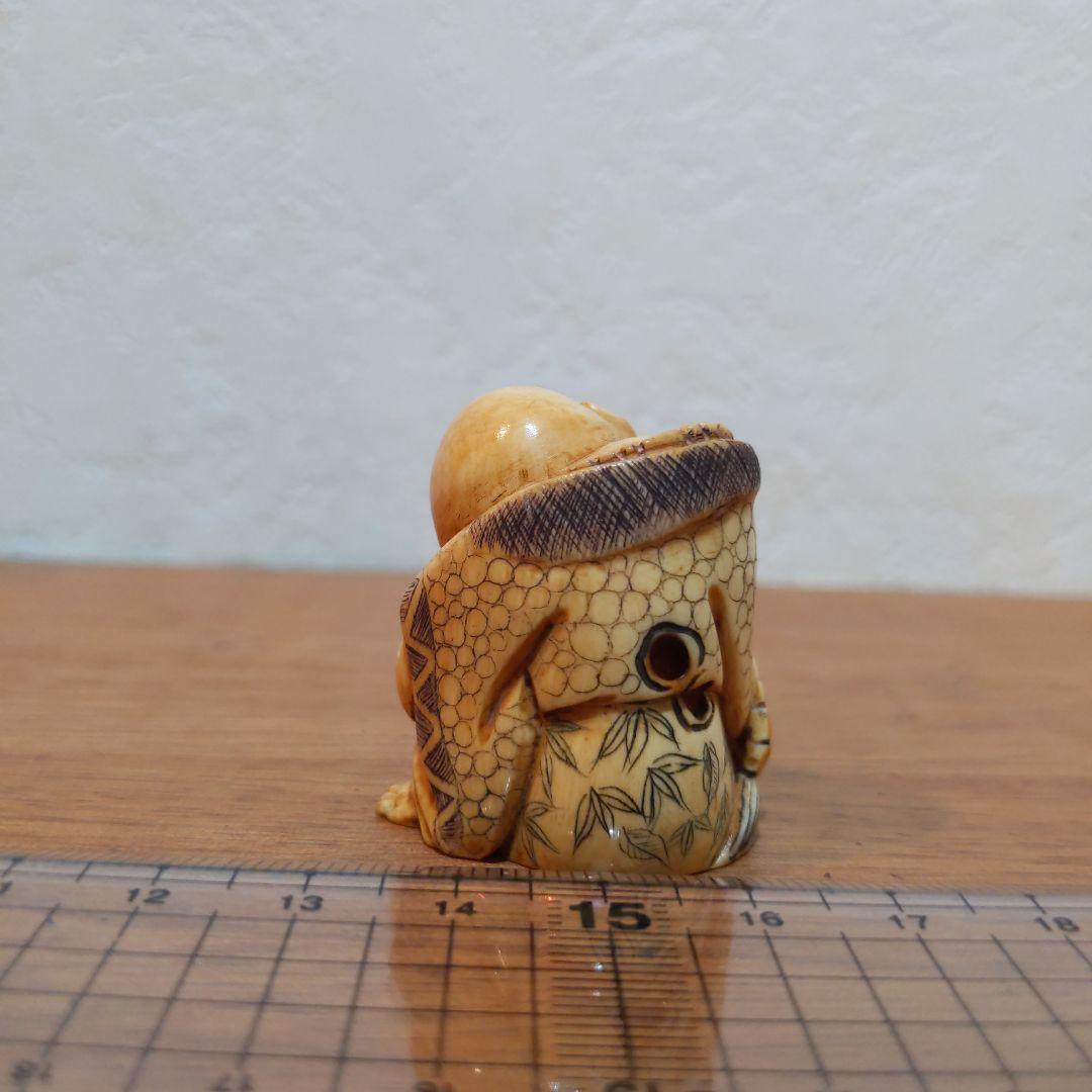 時代提物 人物根付 天然素材【首を傾げる小僧】高3.5cm 幅3cm 重さ24ｇ