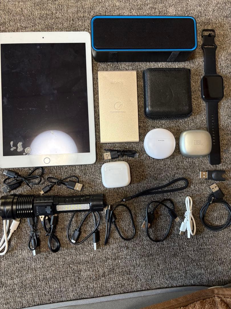 iPad本体とJBLスピーカー、イヤフォンセット