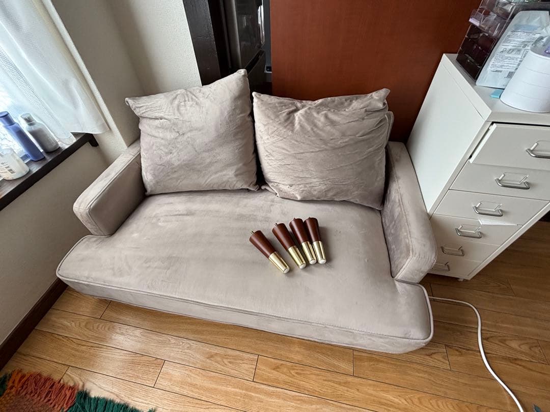 ライトグレー ベルベット 2人掛けソファ　 LOWYA