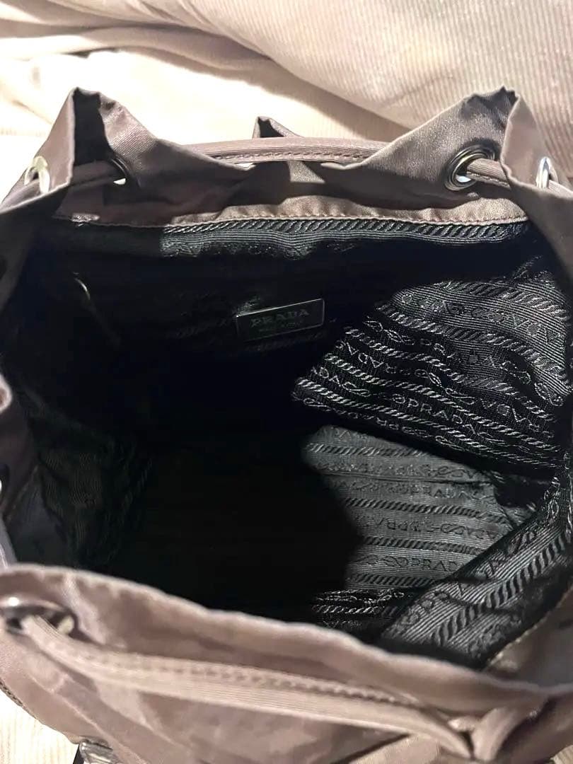プラダ　バックパック　合わせやすい落ち着いた濃いめのベージュ