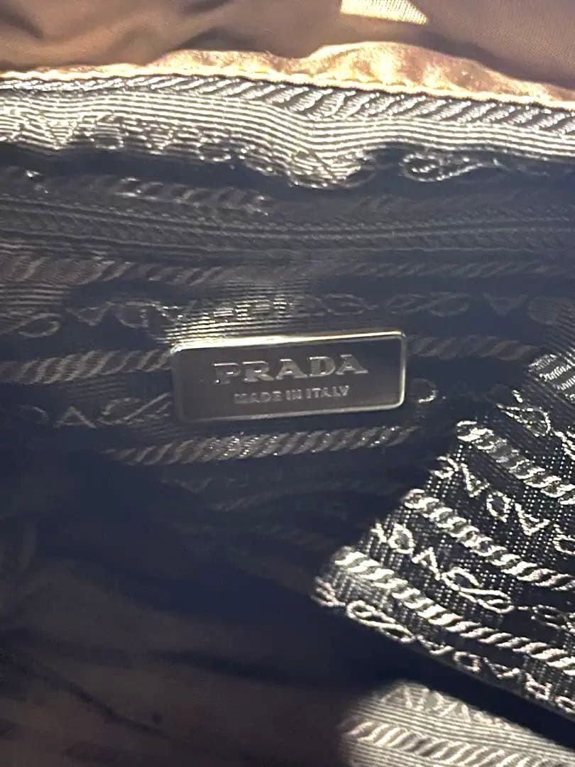 プラダ　バックパック　合わせやすい落ち着いた濃いめのベージュ