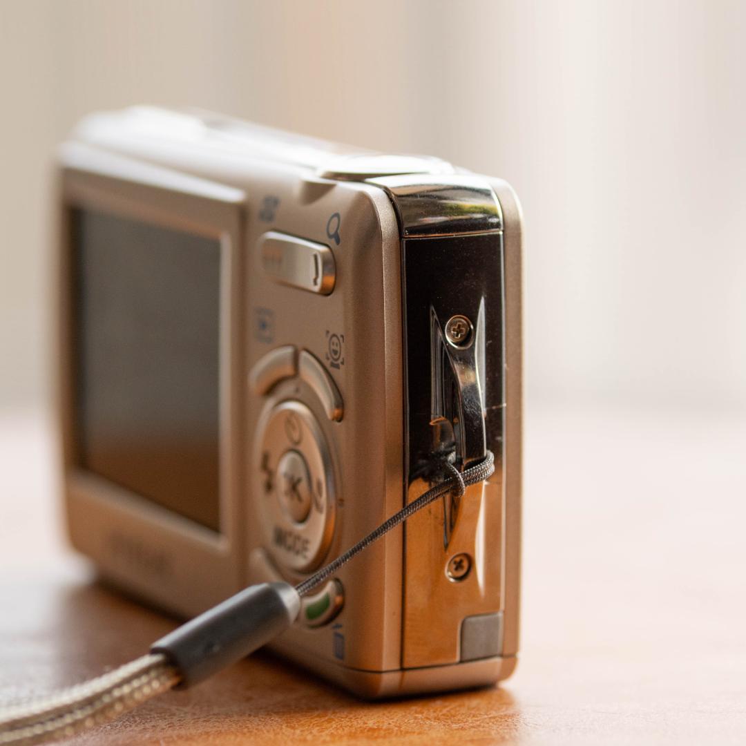 【単3電池で動く平成レトロなコンデジ】PENTAX optio E70