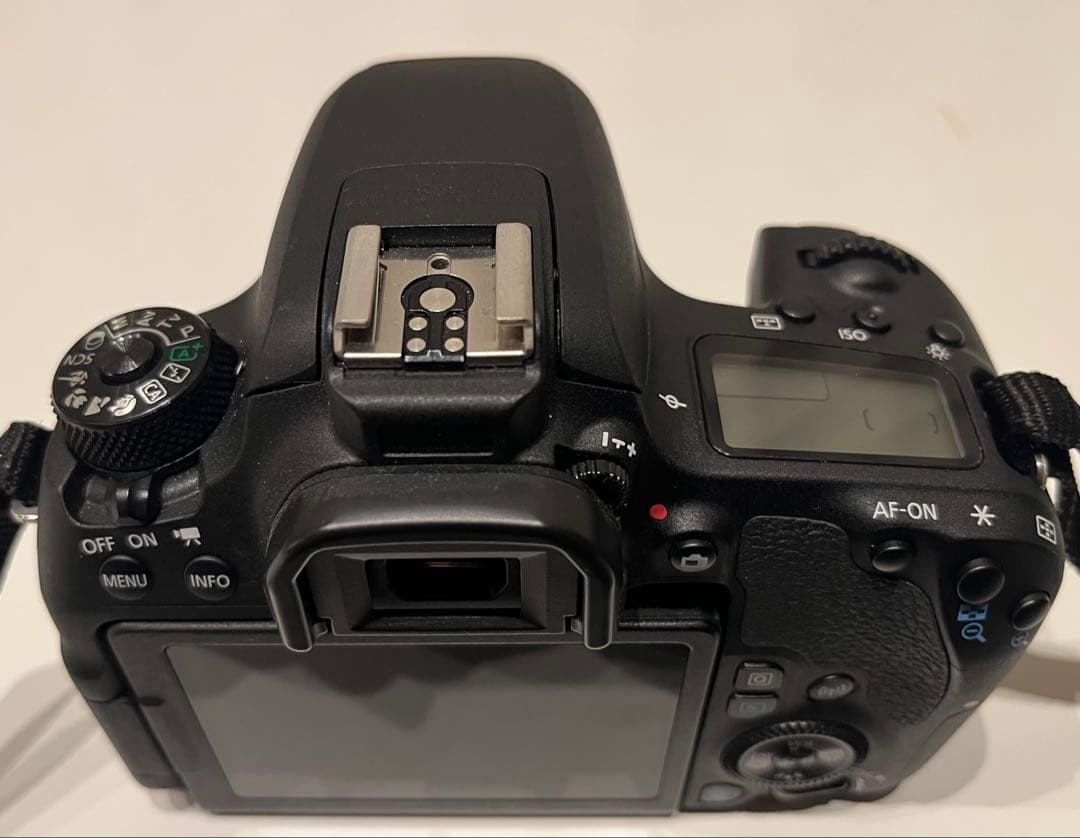 Canon EOS 9000D + EF-S 18-135mm レンズ