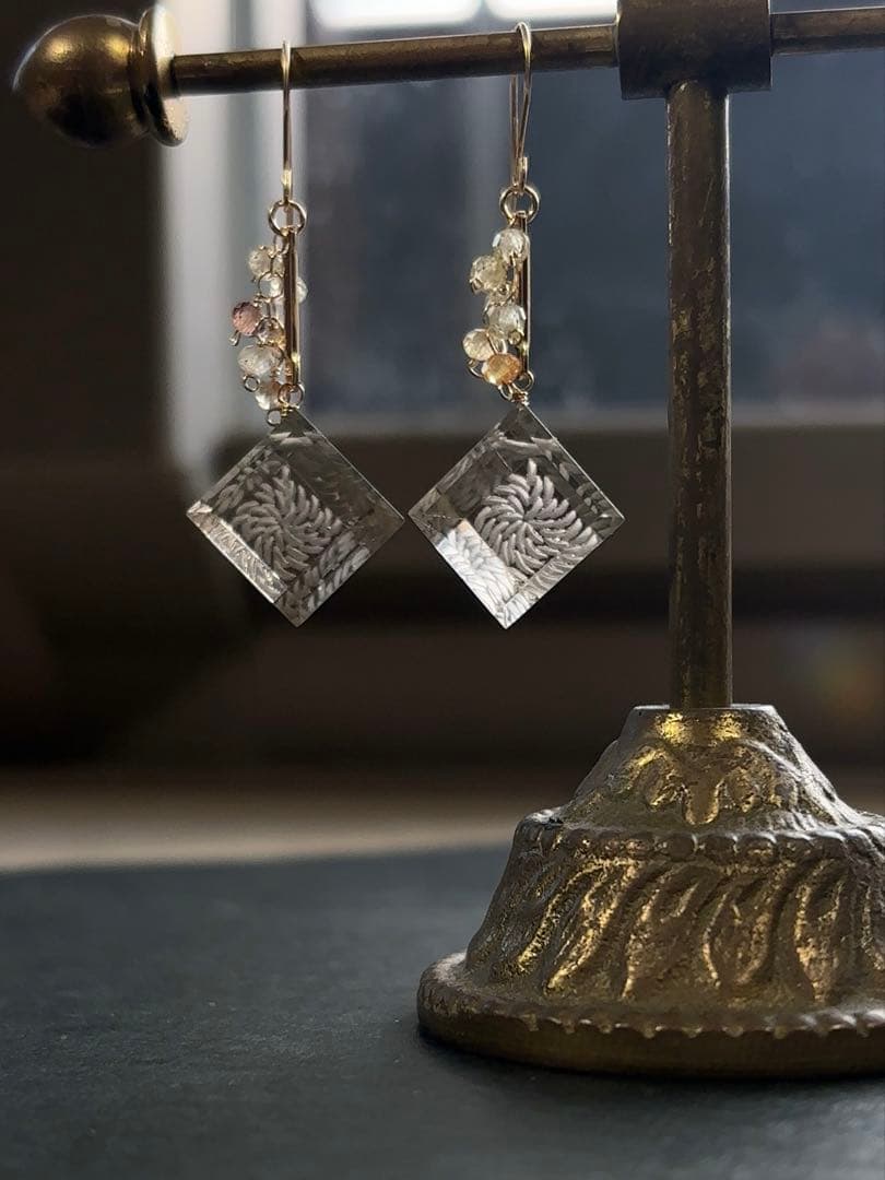 C18 スモーキークォーツ宝石キューブピアス