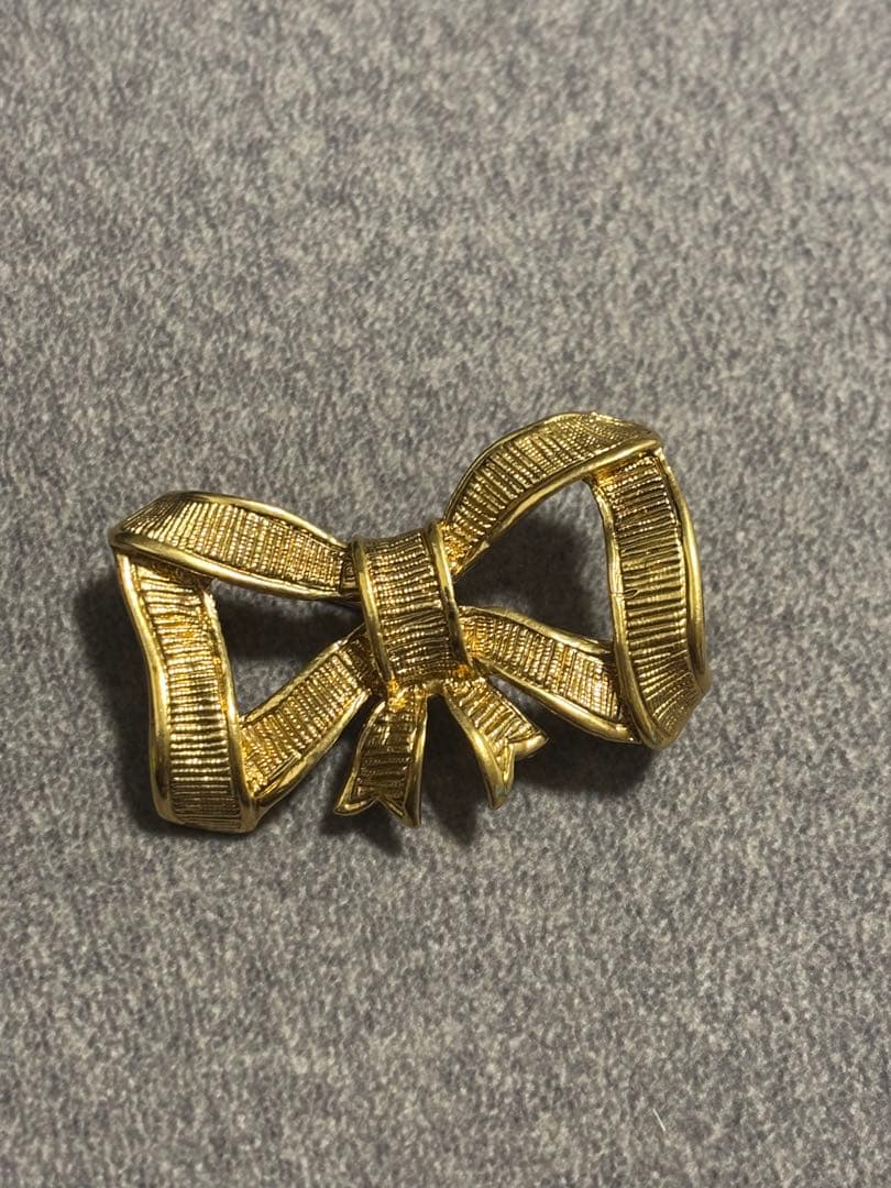 リボン型 金色ブローチ YSL サンローラン