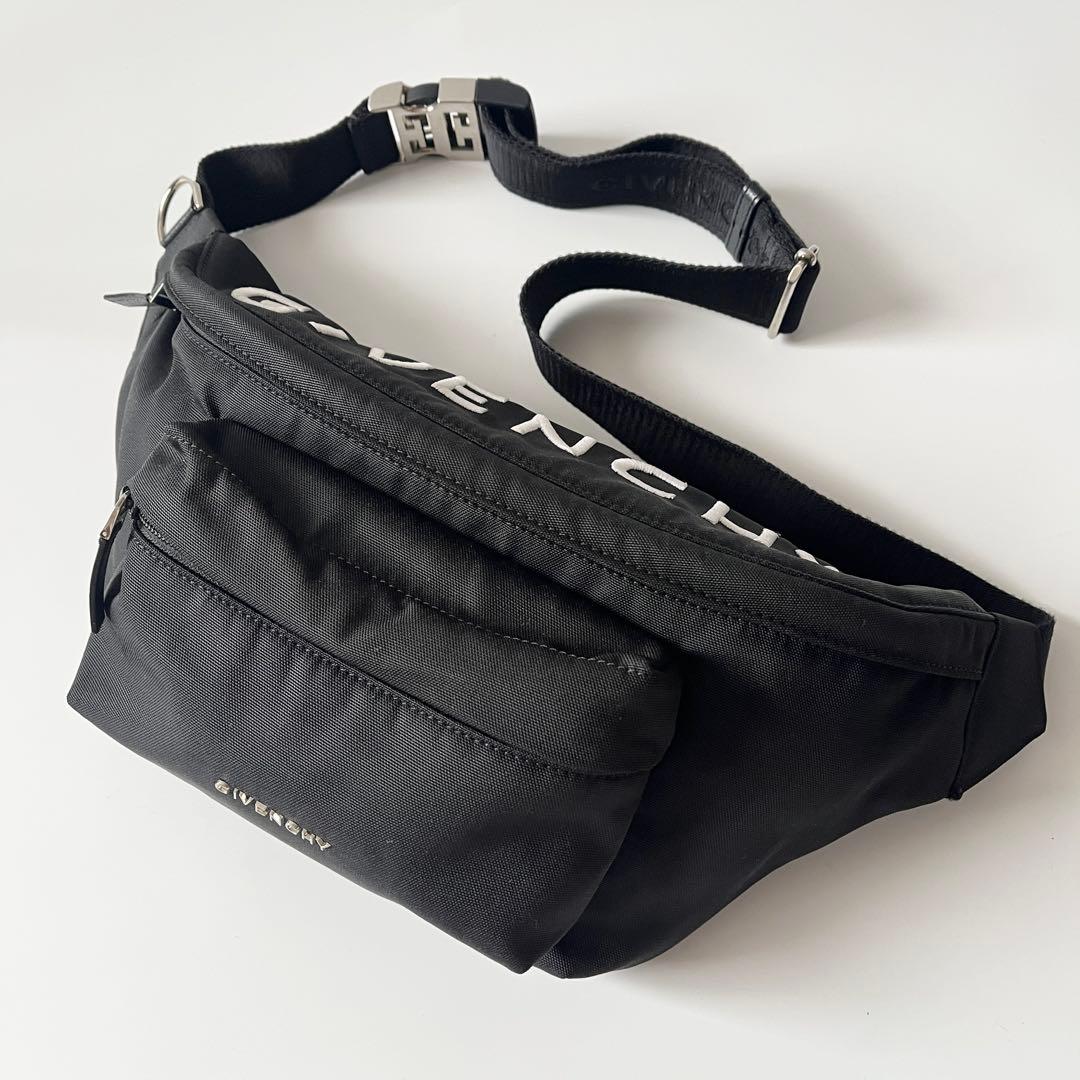 ジバンシー　エッセンシャルU　ナイロン　ボディバッグ　ブラック　斜め掛け　メンズ
