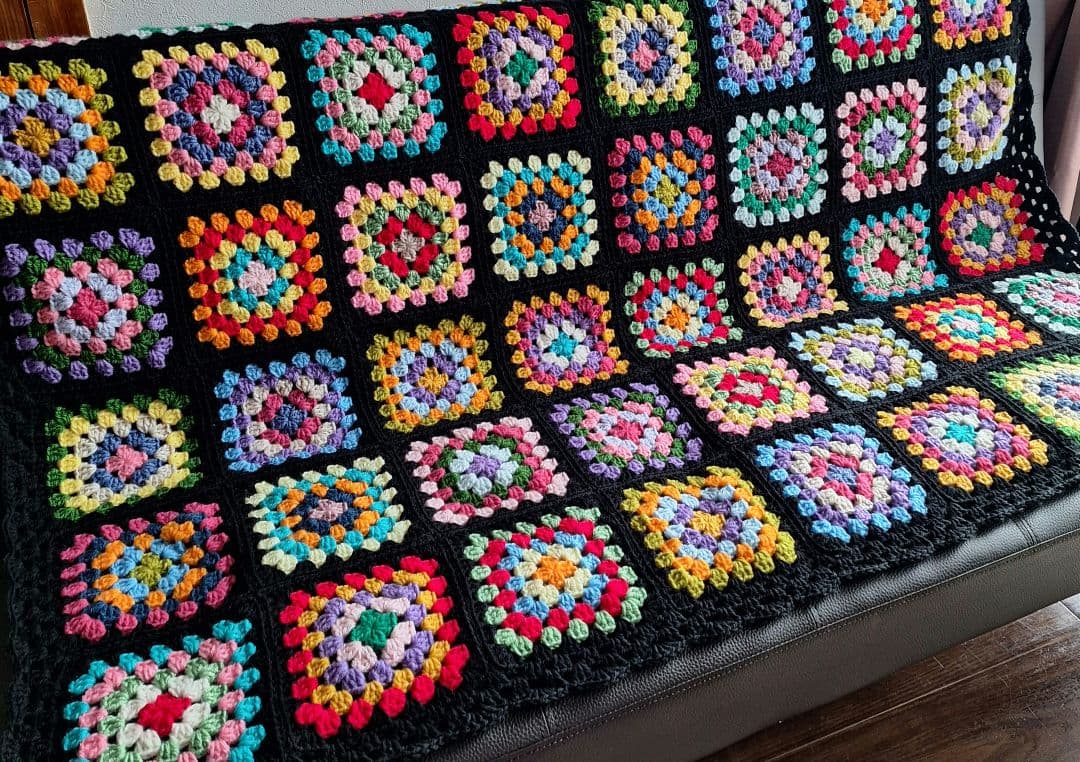 手編みモチーフマルチカバー