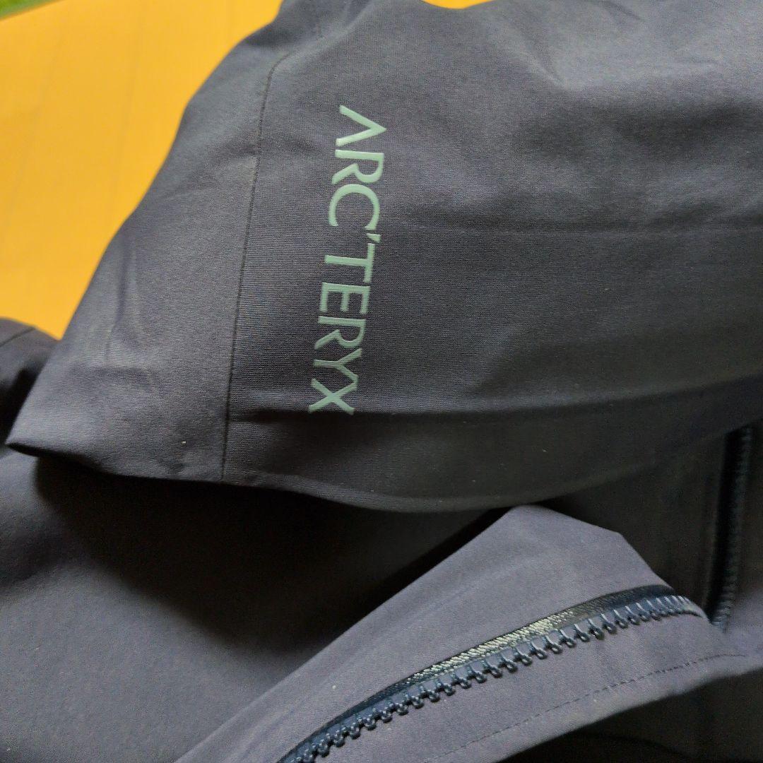 アークテリクス レイルインサレーテッドジャケット L ブラックサファイア