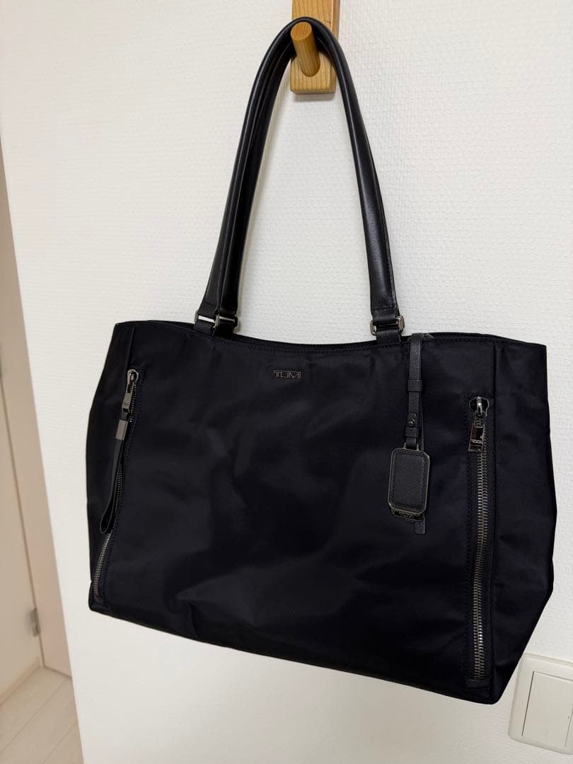 TUMI ヴァレッタ　ラージトート　ブラック/ガンメタ　国内正規店購入