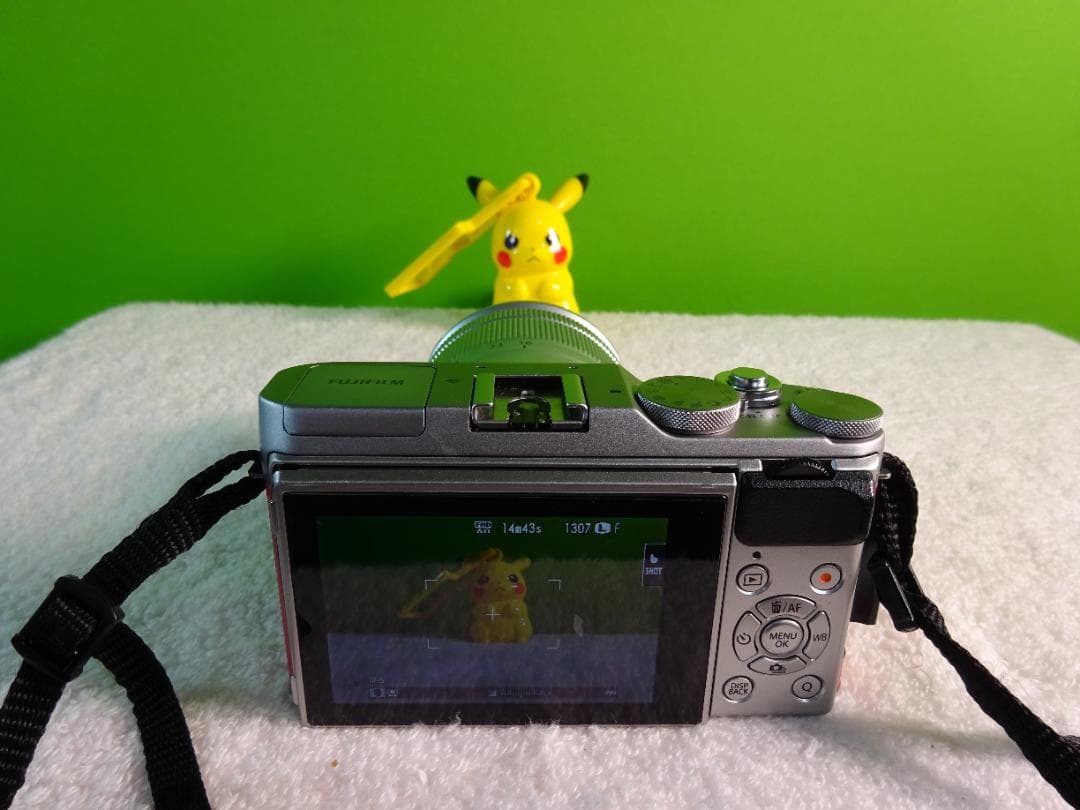 Fujifilm X-A3 ミラーレスカメラ シルバー/レッド　動作品