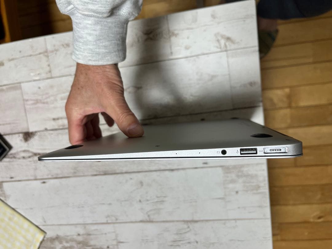 バッテリー交換済 MacBook Air 13, i5, 8GB, 256GB