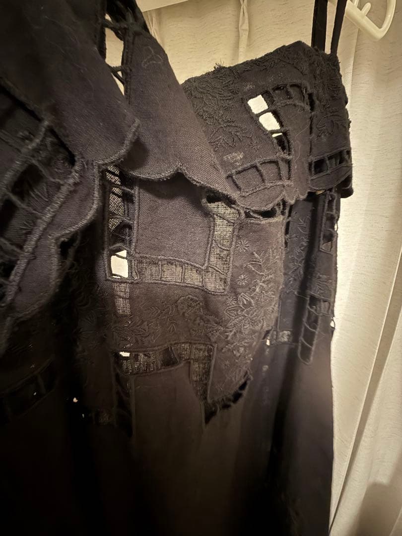 カレンソロジー　カットワーククロスブラウス