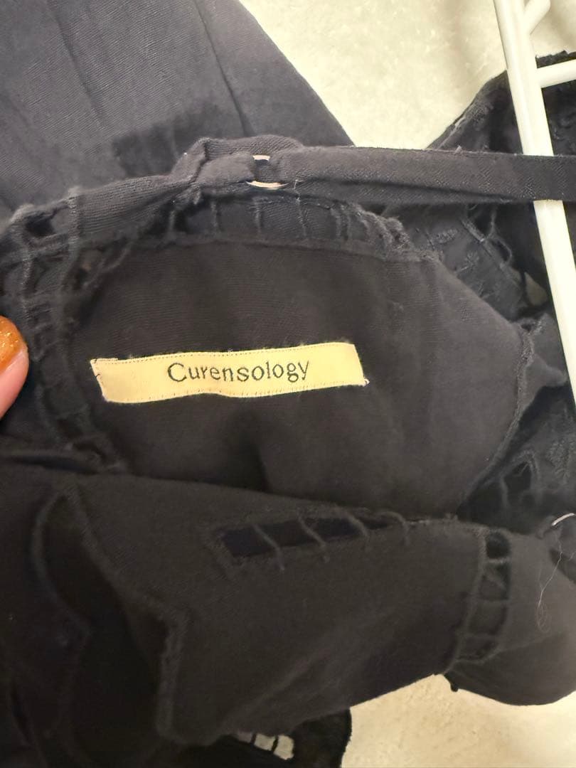 カレンソロジー　カットワーククロスブラウス